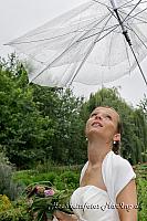 kaputter Regenschirm bei der Hochzeit